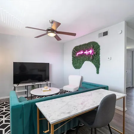 Mins 2 Downtown - King Bed - Private Stays
